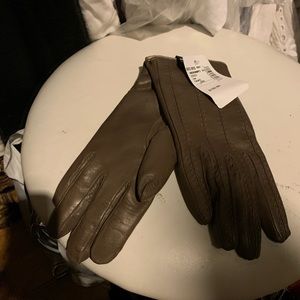 NWT Taupe leather gloves
